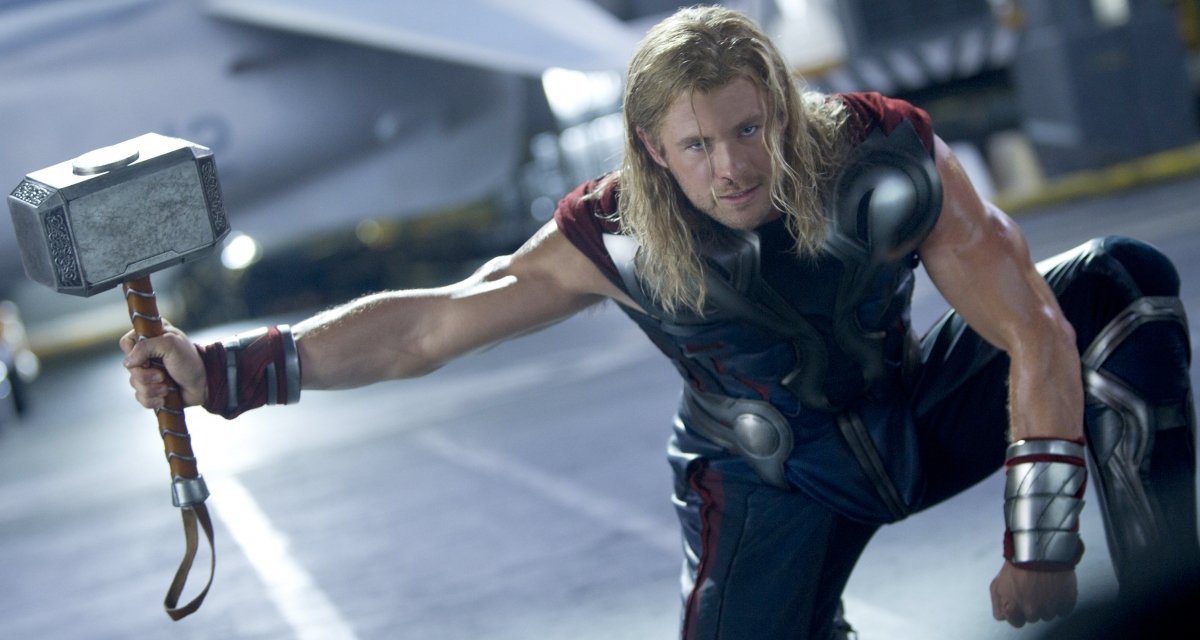Thor impugna il suo martello in una posa molto scenica