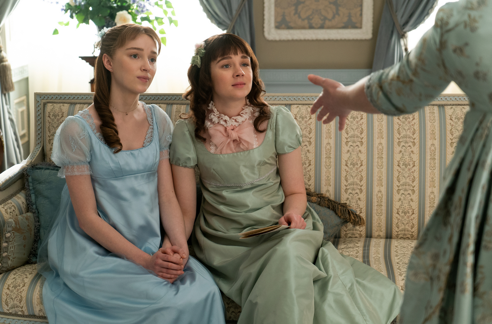 Clicca per vedere l'immagine originale Una scena di Bridgerton con Daphne ed Eloise