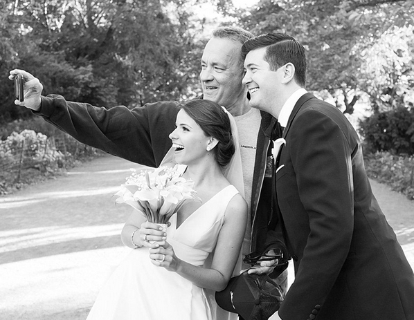 Tom Hanks: il photobombing a un matrimonio