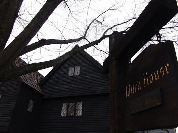 Il cartello della Witch House