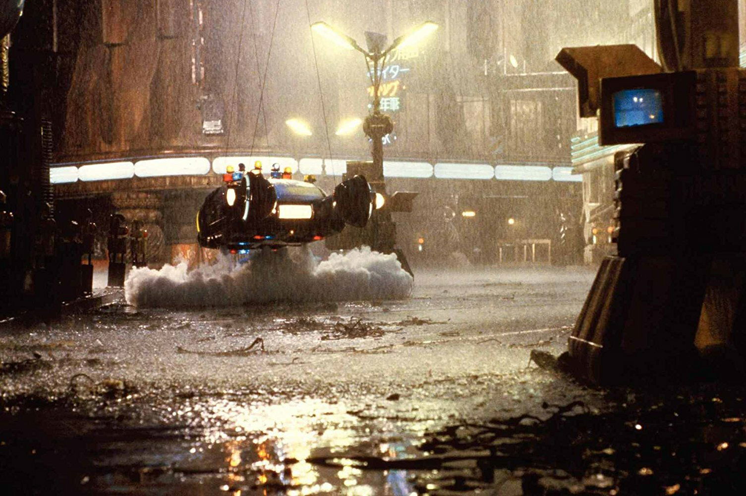 Clicca per vedere l'immagine originale La Spinner sollevata dai tiranti sul set di Blade Runner