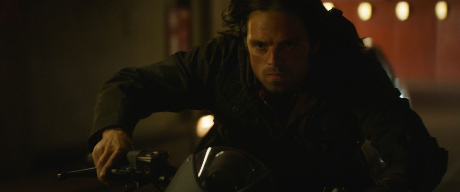 Clicca per vedere l'immagine originale Sebastian Stan nei panni del Soldato d'Inverno in Captain America: Civil War
