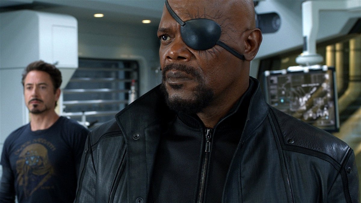 In primo piano Nick Fury, sullo sfondo Tony Stark