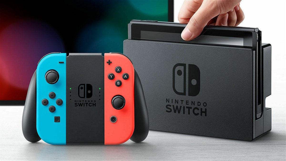 La console Nintendo Switch nella colorazione Neon Rosso e Neon Blu
