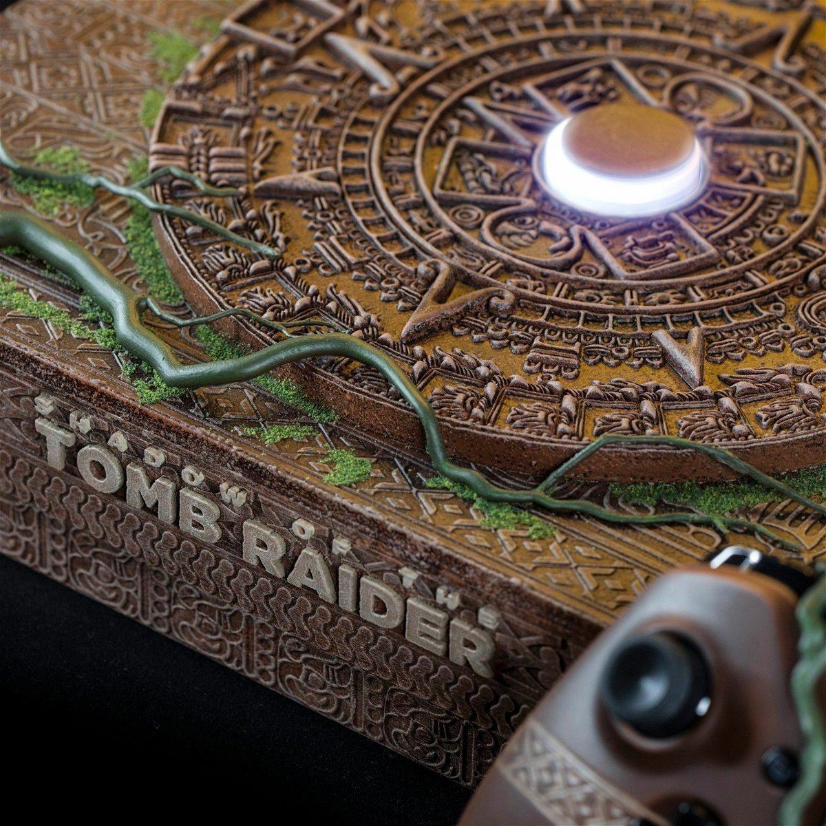 Un dettaglio della console Xbox One X di Shadow of the Tomb Raider