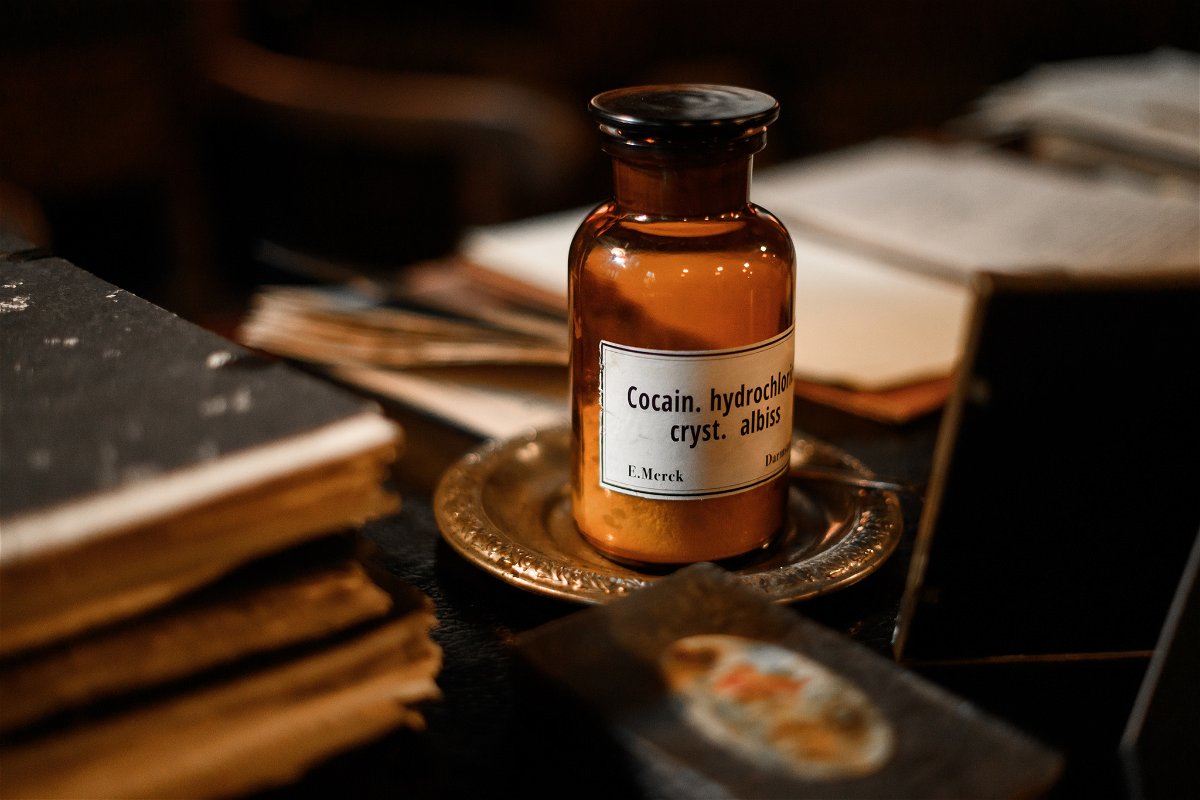 La boccetta di vetro di cocaina sulla scrivania di Freud