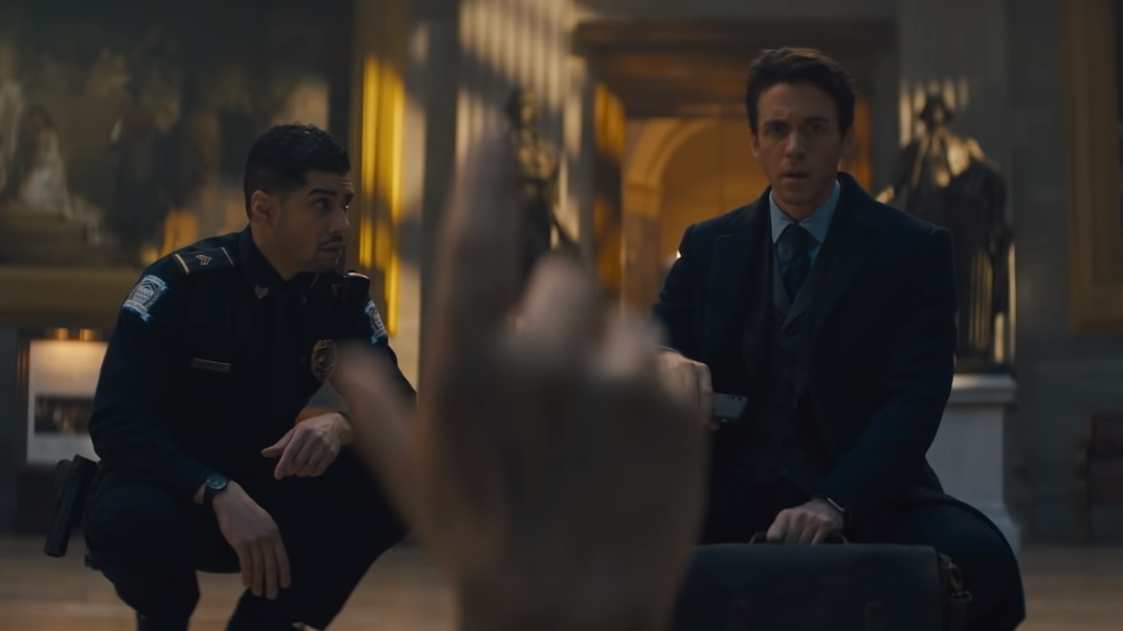 Clicca per vedere l'immagine originale Robert Langdon osserva la mano mozzata di Peter Solomon in Dan Brown's The Lost Symbol