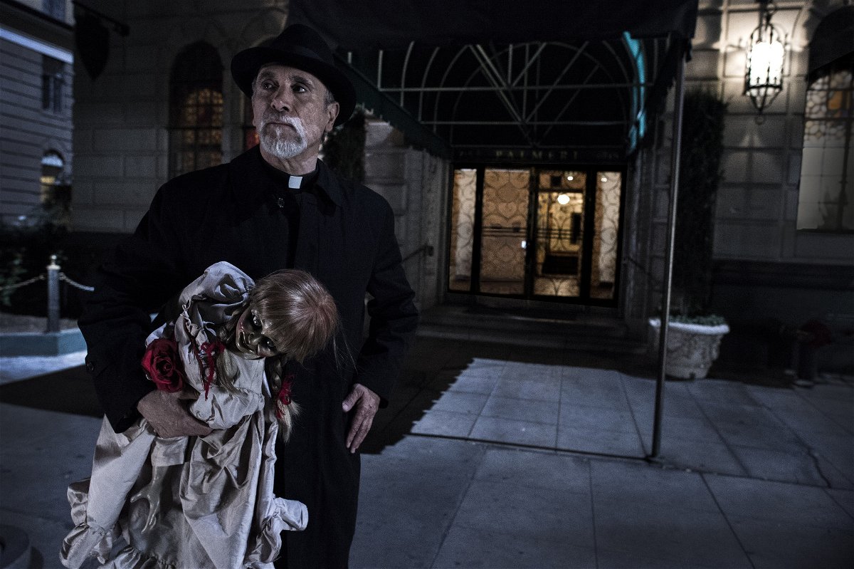 Ο πατέρας Perez κρατά την κούκλα Annabelle στο χέρι του