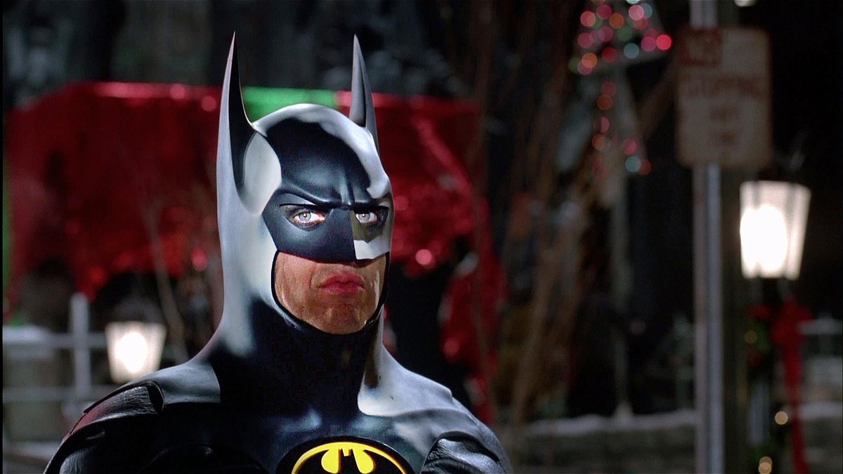 Primo piano di Batman (Michael Keaton) nell'omonimo film del 1989 diretto da Tim Burton