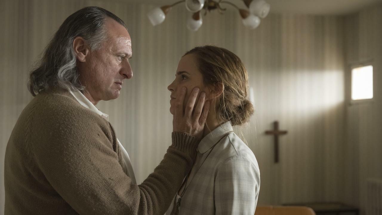 Una scena di Regression Angela e il padre John in Regression