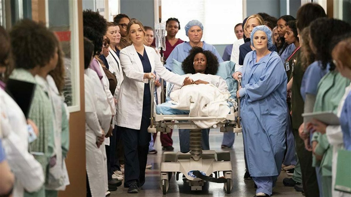 Le donne dell'ospedale supportano la vittima di violenza nell'episodio di Grey's Anatomy
