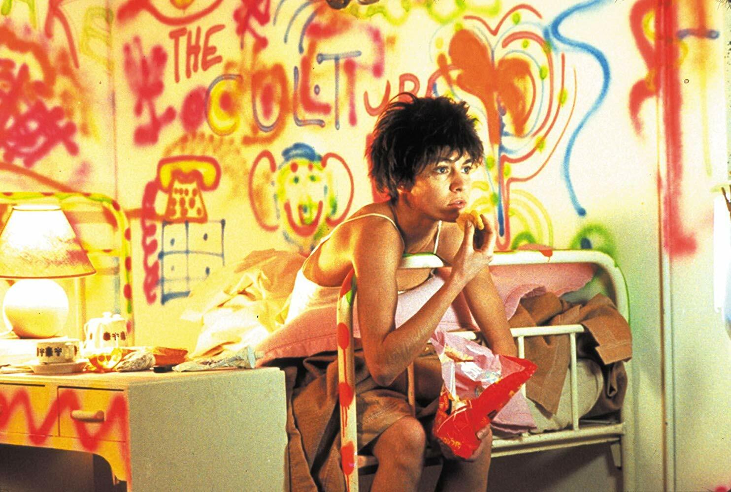 Nikita compie 30 anni: 10 curiosità sul film cult di Luc Besson Nikita in versione punk nelle scene iniziali del film di Luc Besson