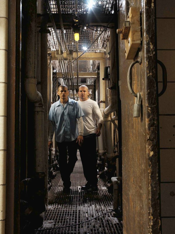 Wentworth Miller con Dominic Purcell in una scena di Prison Break