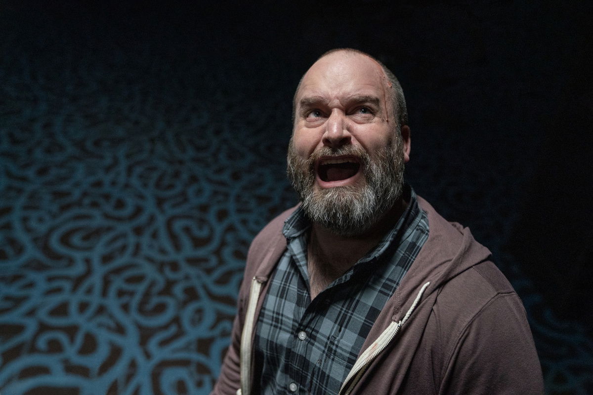 Clicca per vedere l'immagine originale Tom Segura in una scena del film Countdown