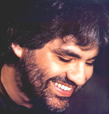 Clicca per vedere l'immagine originale Un primo piano di un giovane Bocelli