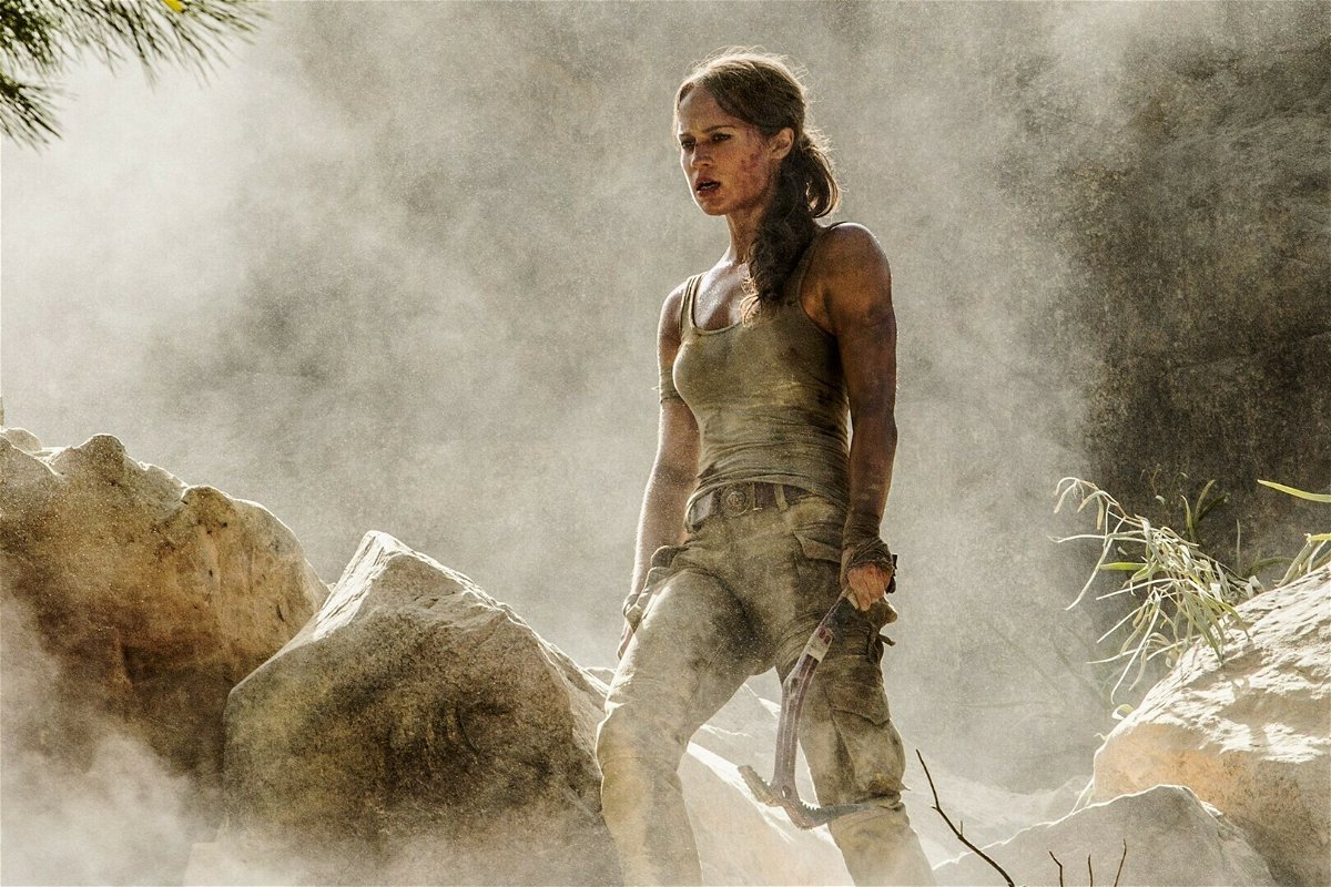 Lara Croft in mezzo al deserto in Tomb Raider 2018