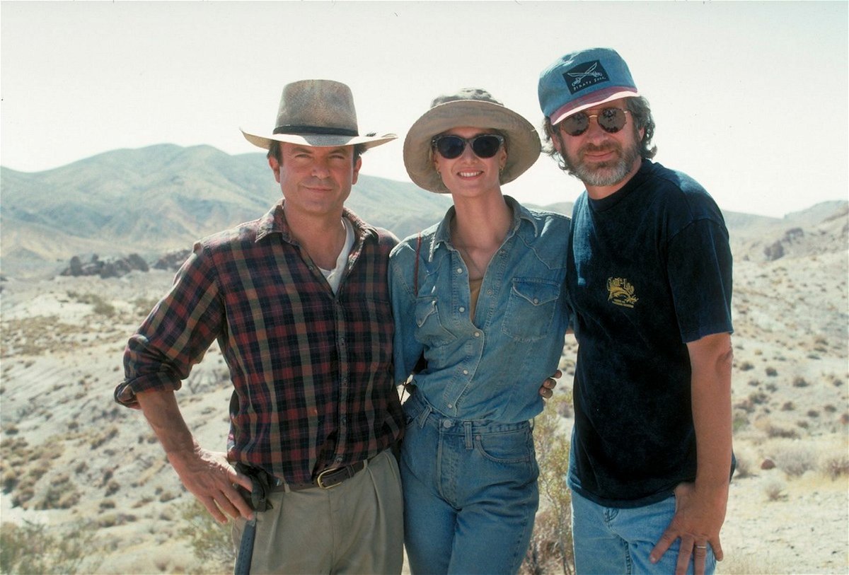 Spielberg sul set del film assieme a Sam Neill e Laura Dern