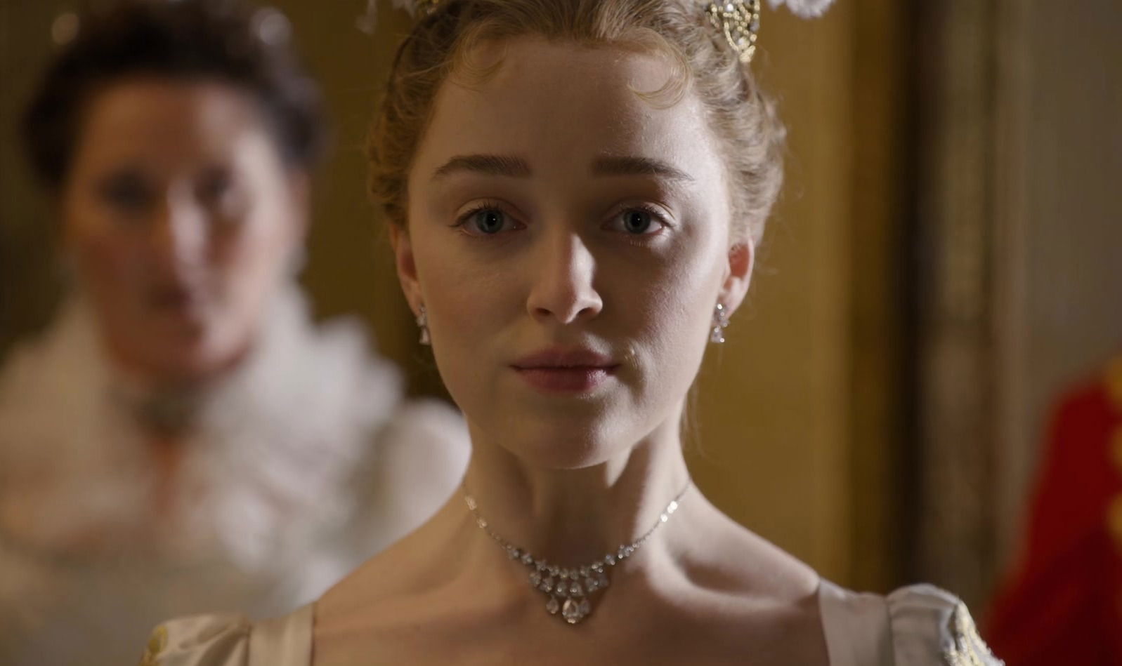 Click para ver la imagen original Daphne aparece en una escena de Bridgerton