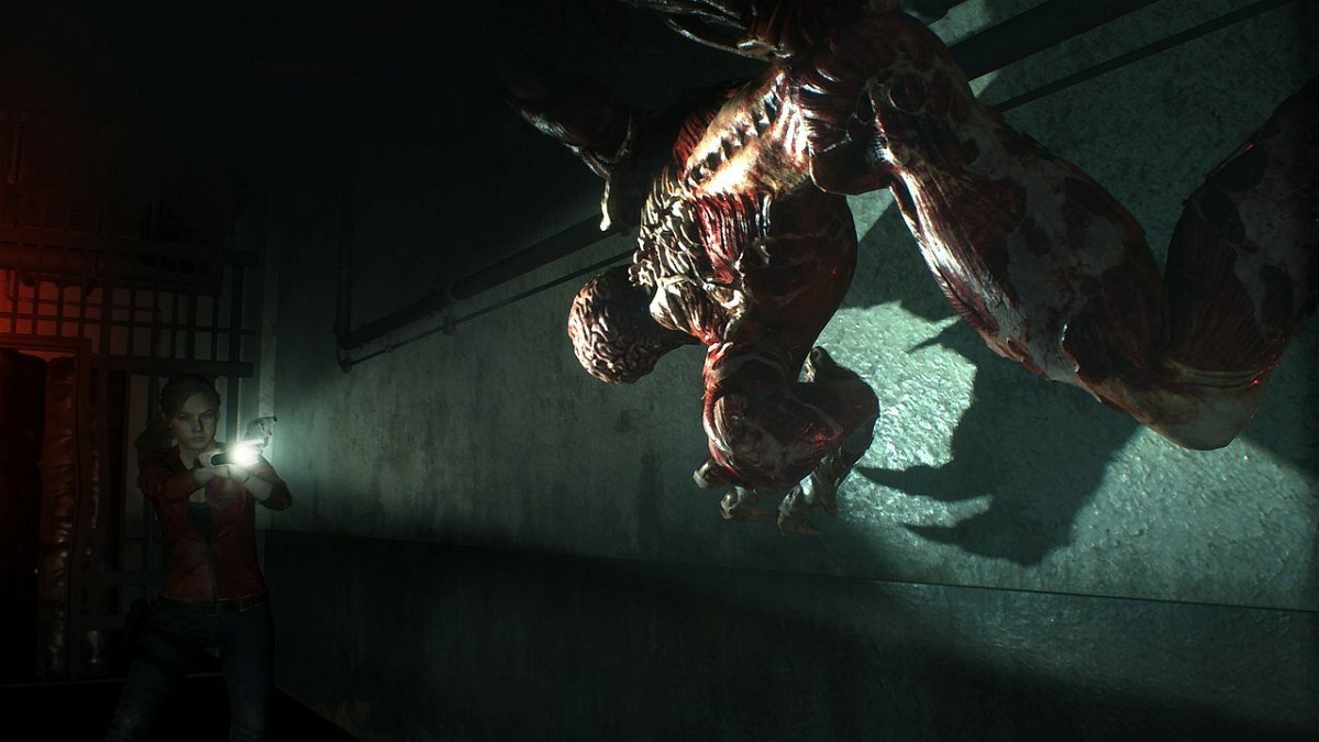 Claire Redfield combatte contro un Licker nel remake di Resident Evil 2