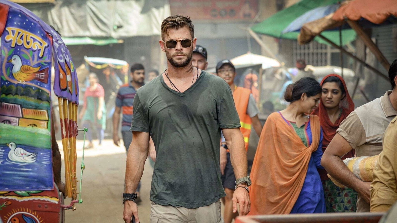 Clicca per vedere l'immagine originale Chris Hemsworth attraversa la strada in una scena di Tyler Rake