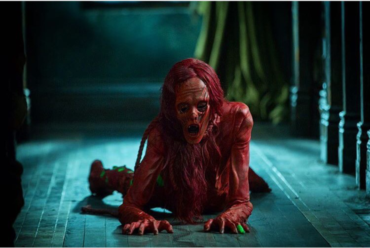Clicca per vedere l'immagine originale Javier Botet interpreta le donne fantasma di Crimson Peak