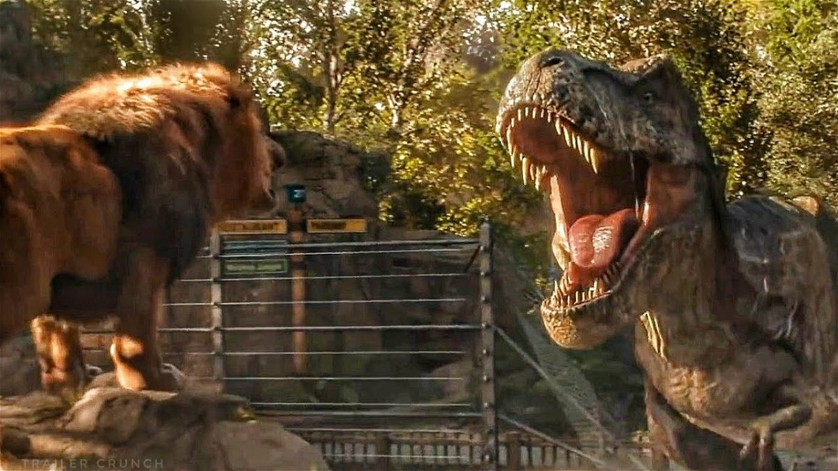 Una scena dal finale di Jurassic World - Il regno distrutto con il T-Rex e un leone