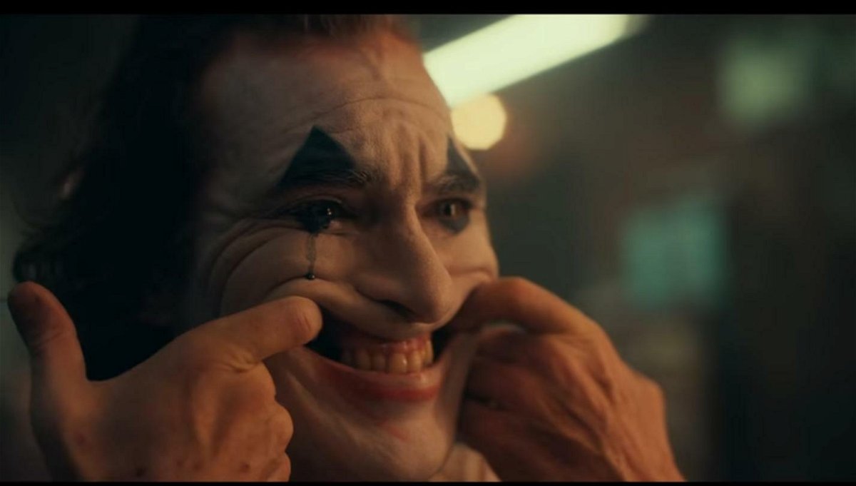 Joker forza un sorriso allo specchio