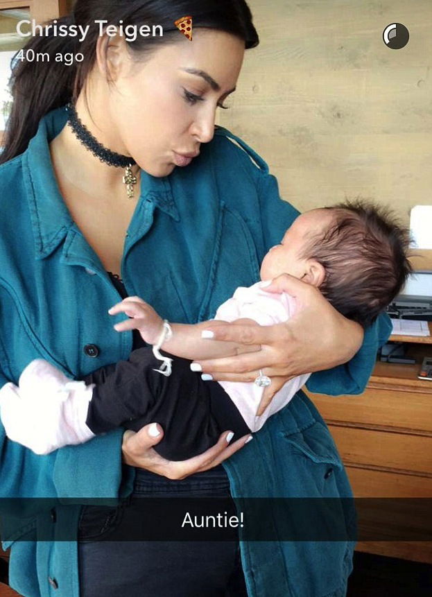 Clicca per vedere l'immagine originale Primo piano di Kim Kardashian con la piccola Luna