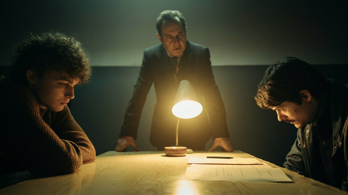 Ο Hubert Miłkowski και ο Tomasz Ziętek σε μια σκηνή από την ταινία Operation Hyacinth