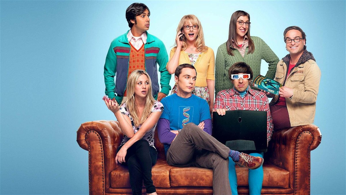 Il cast di The Big Bang Theory attorno a un divano