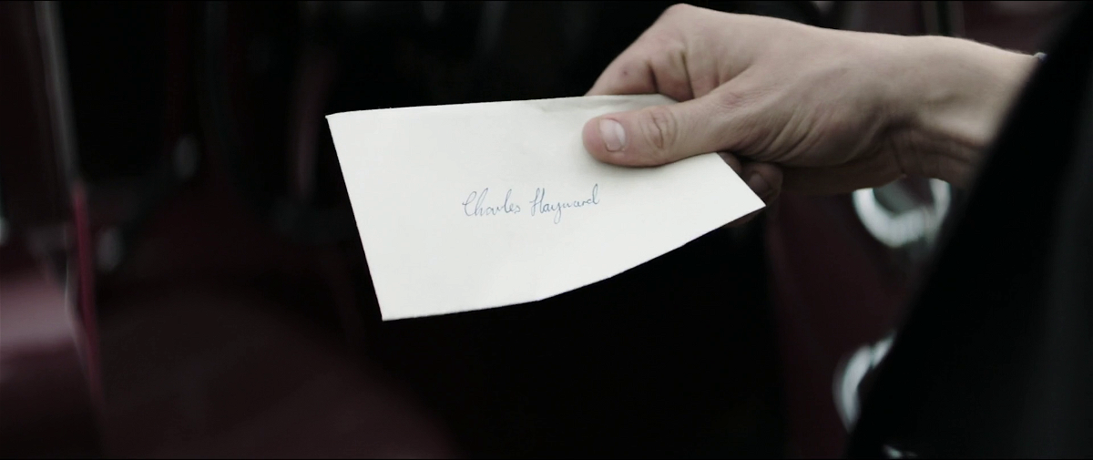 Edith lascia a Charles una lettera con il suo nome sui sedili dell'auto dell'investigatore