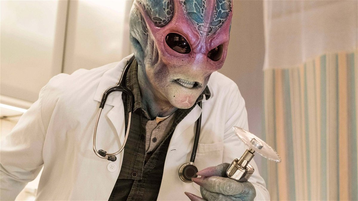 Alan Tudyk e il costume da alieno in Resident Alien
