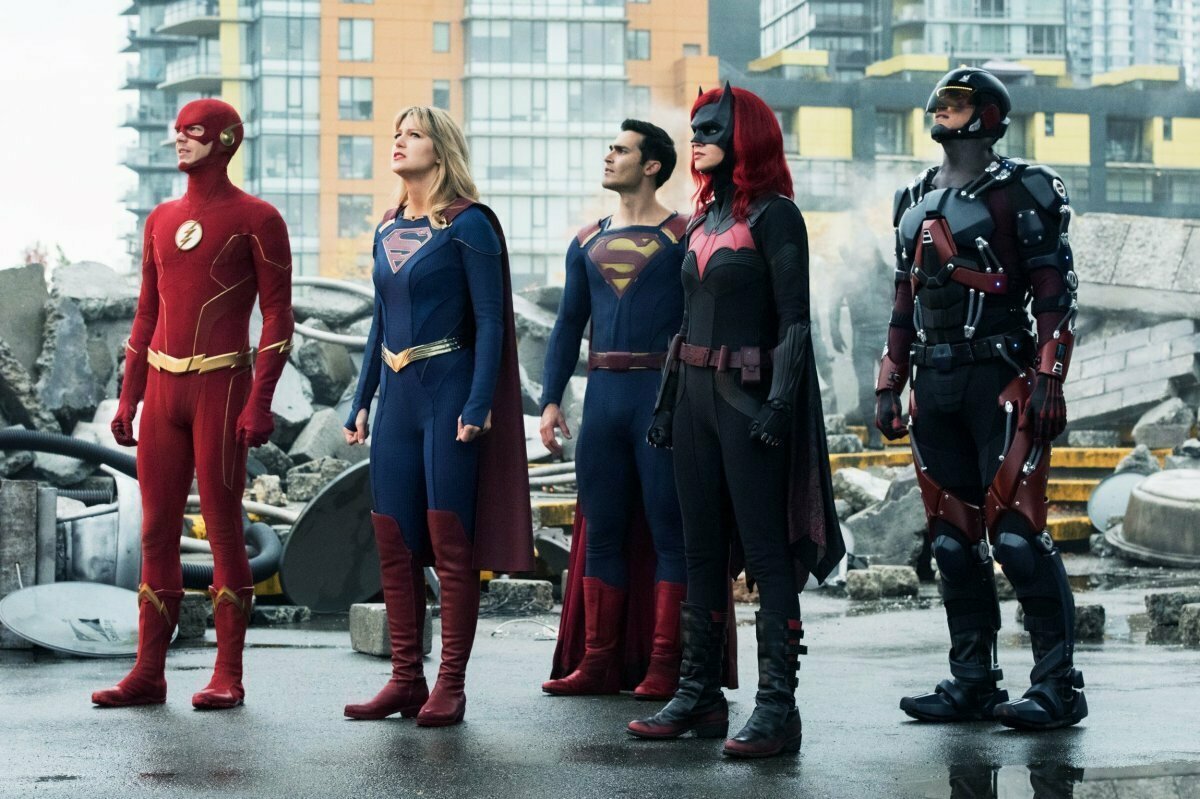 Da sinistra: Flash, Supergirl, Superman, Batwoman e Atom