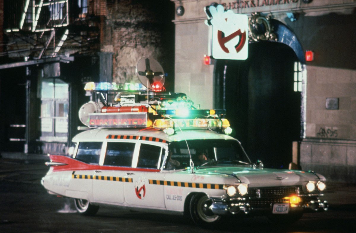 La Ecto-1 nel film Ghostbusters II posta davanti la caserma