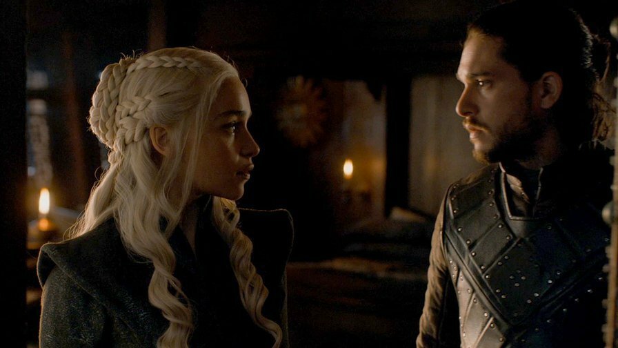 Jon e Daenerys si guardano con amore