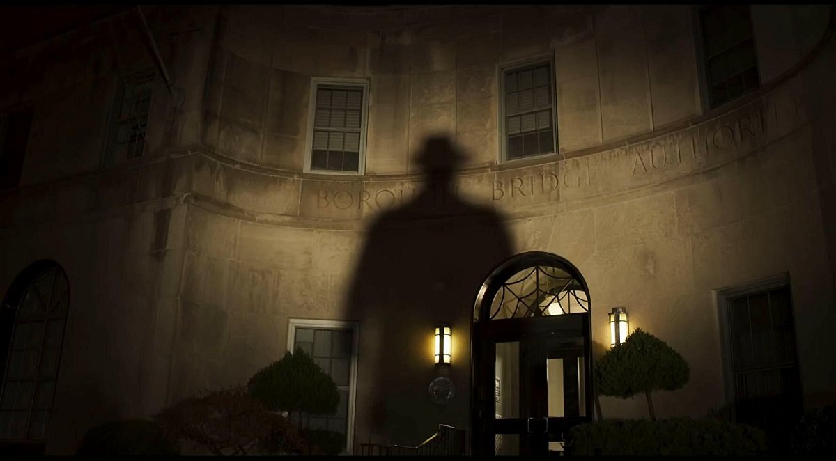 Un'ombra proiettata su una facciata newyorkese nel cuore della notte in una scena del film