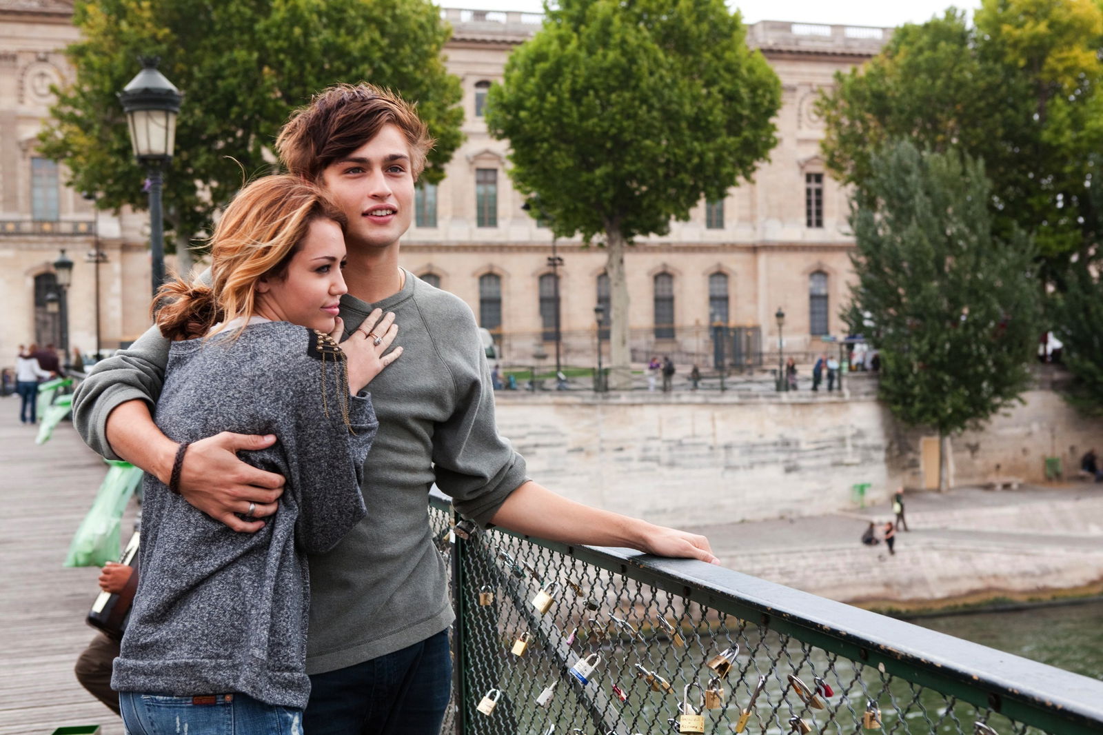 Clicca per vedere l'immagine originale Miley Cyrus e Douglas Booth in una scena del film LOL - Pazza del mio migliore amico
