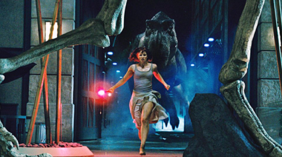 Una scena di Jurassic World con Claire che fugge dopo aver liberato il T-Rex
