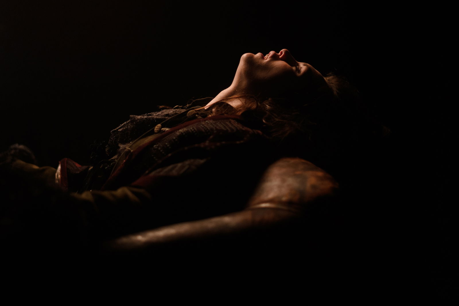 Clicca per vedere l'immagine originale Elle Rumpf è Fleur Salomé in una scena di possessione