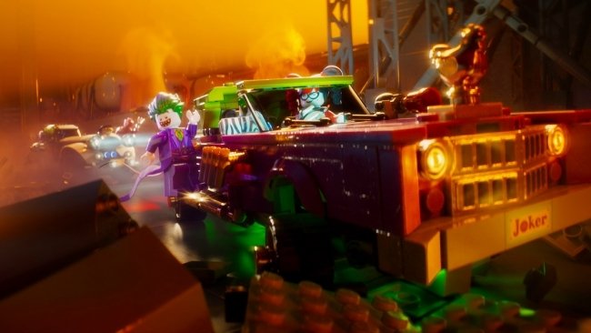 Joker a bordo della sua auto in una scena di LEGO Batman - Il Film