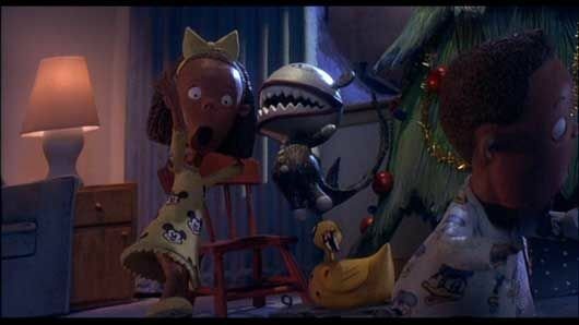 I pigiami con Topolino e Paperino dei bambini che scartano i regali in The Nightmare Before Christmas