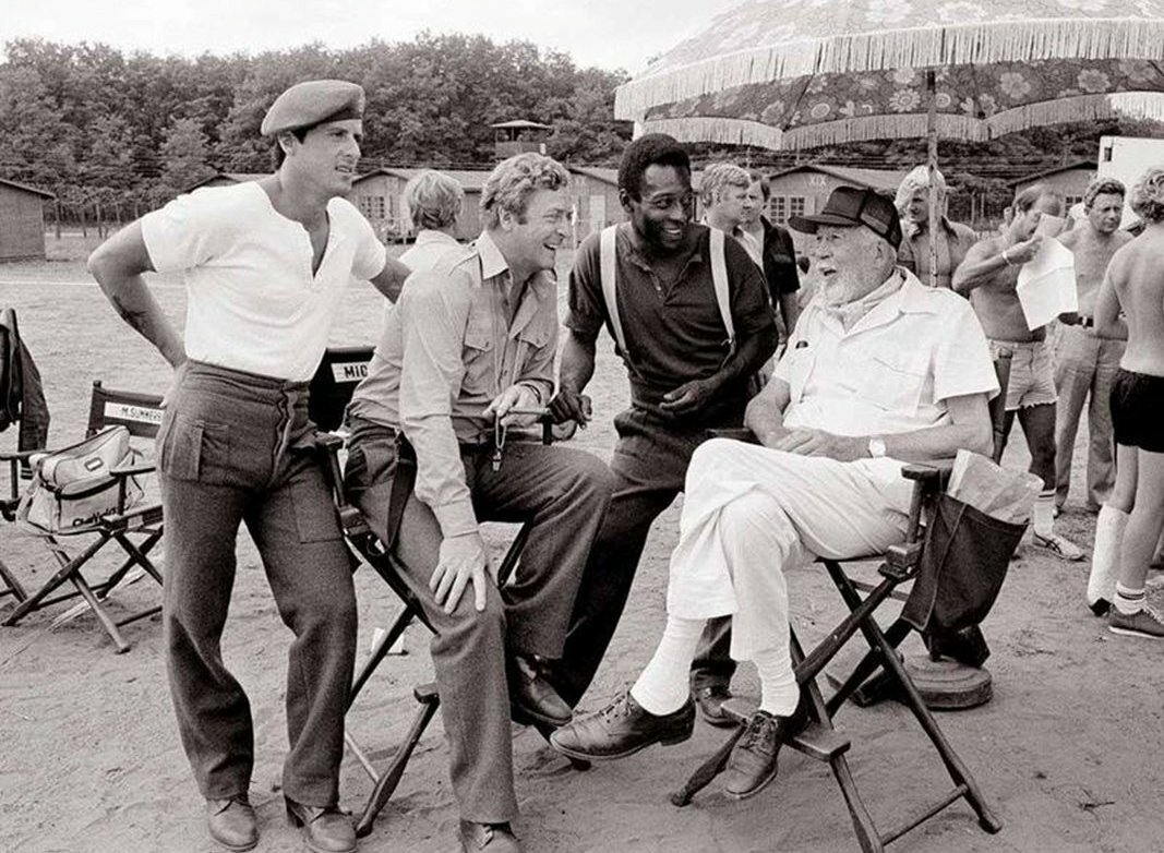 Stallone, Caine, Pelé e il regista Huston sul set del film