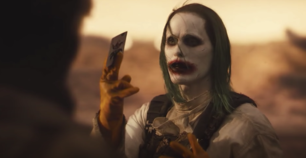 Clicca per vedere l'immagine originale Joker consegna una carta della tregua a Batman
