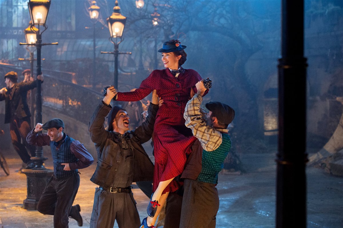 Mary Poppins e gli spazzacamini in un numero di danza