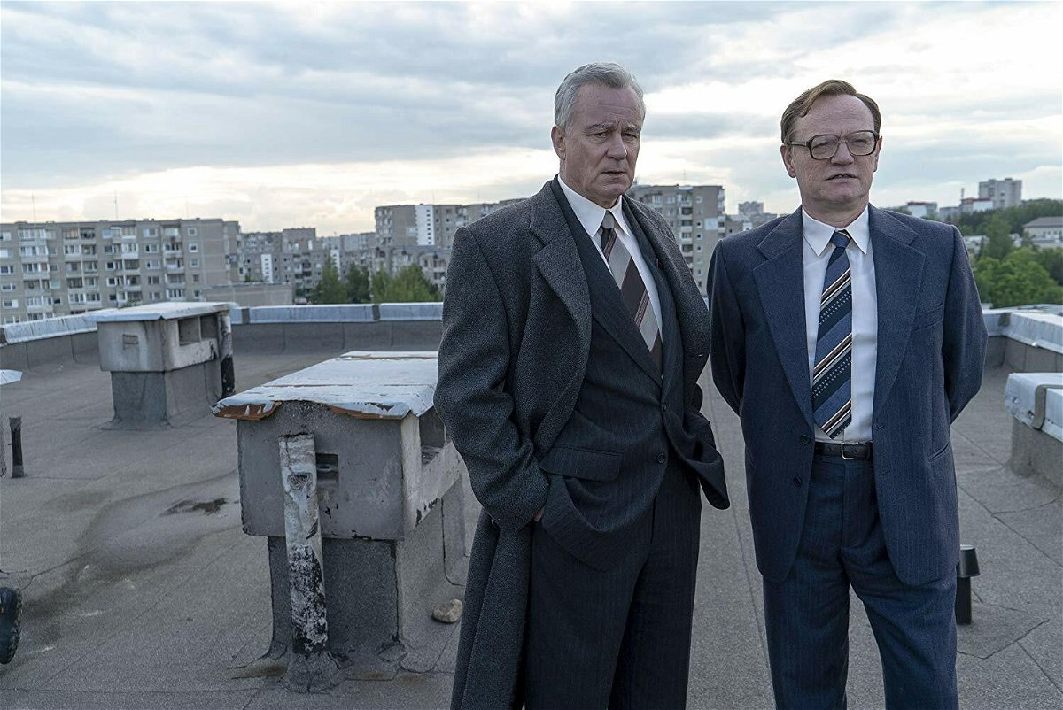 Stellan Skarsgård e Jared Harris in una scena della serie TV Chernobyl