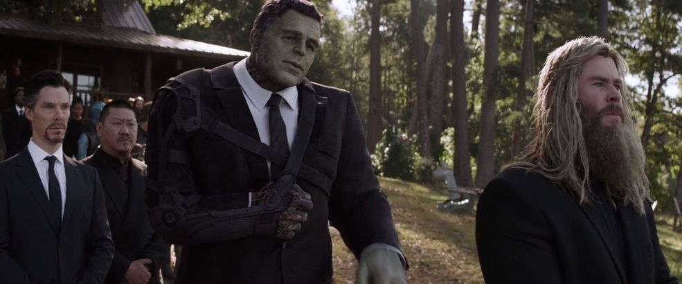 In che periodo è ambientata la serie TV Marvel She/Hulk? Hulk con il braccio fasciato