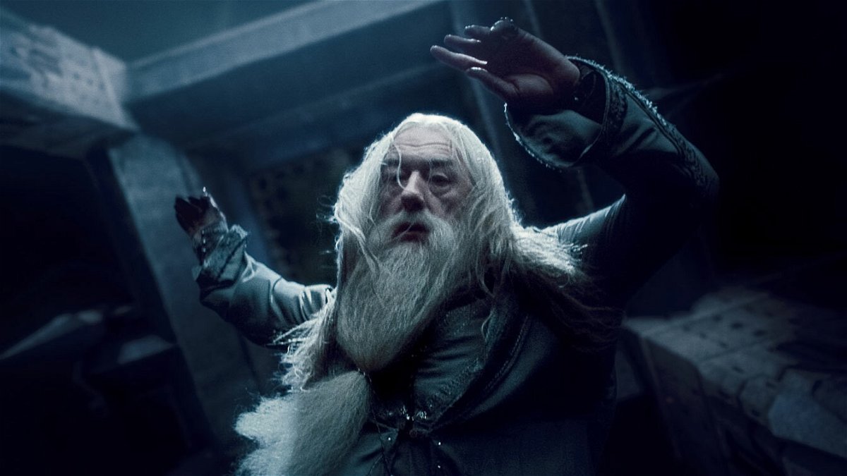 Dumbledore cae de la Torre de Astronomía tras recibir un disparo de Snape