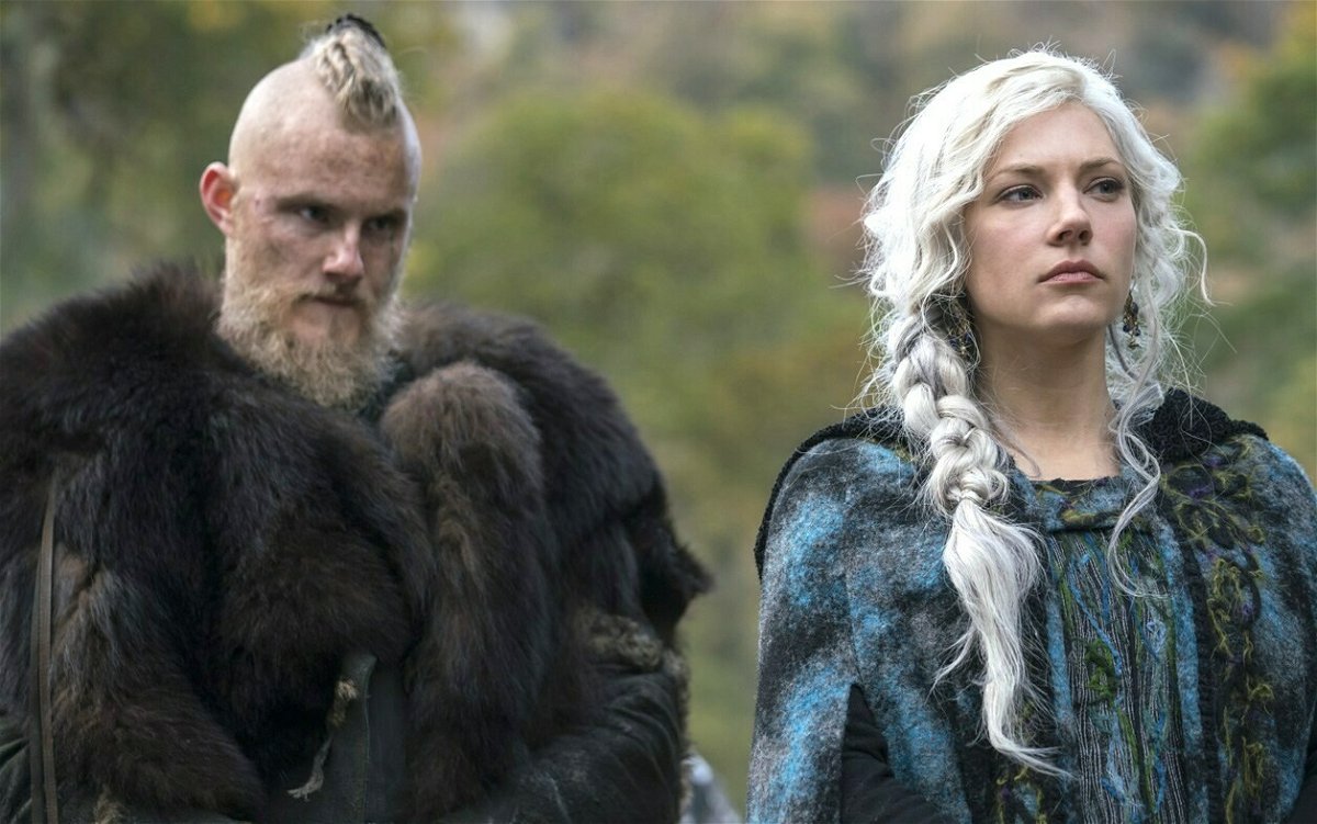 Alexander Ludwig e Katheryn Winnick in una scena di Vikings