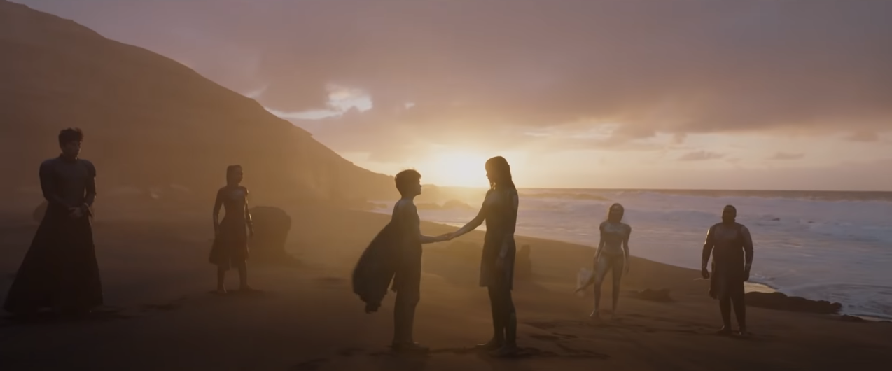 Gli Eterni Sei Eterni in una scena del film Marvel Studios