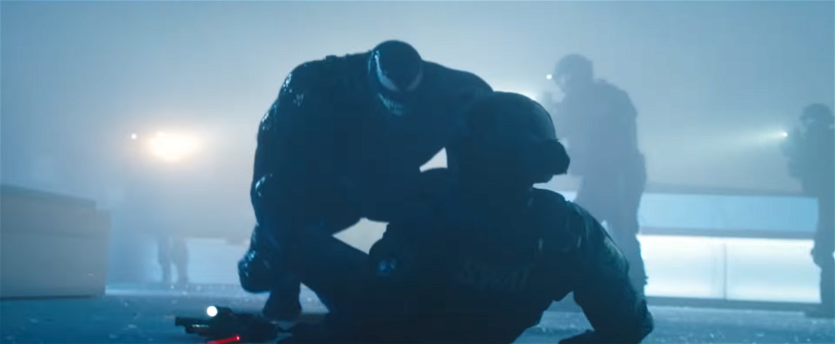 Venom contro un membro della SWAT nel film di Sony Pictures